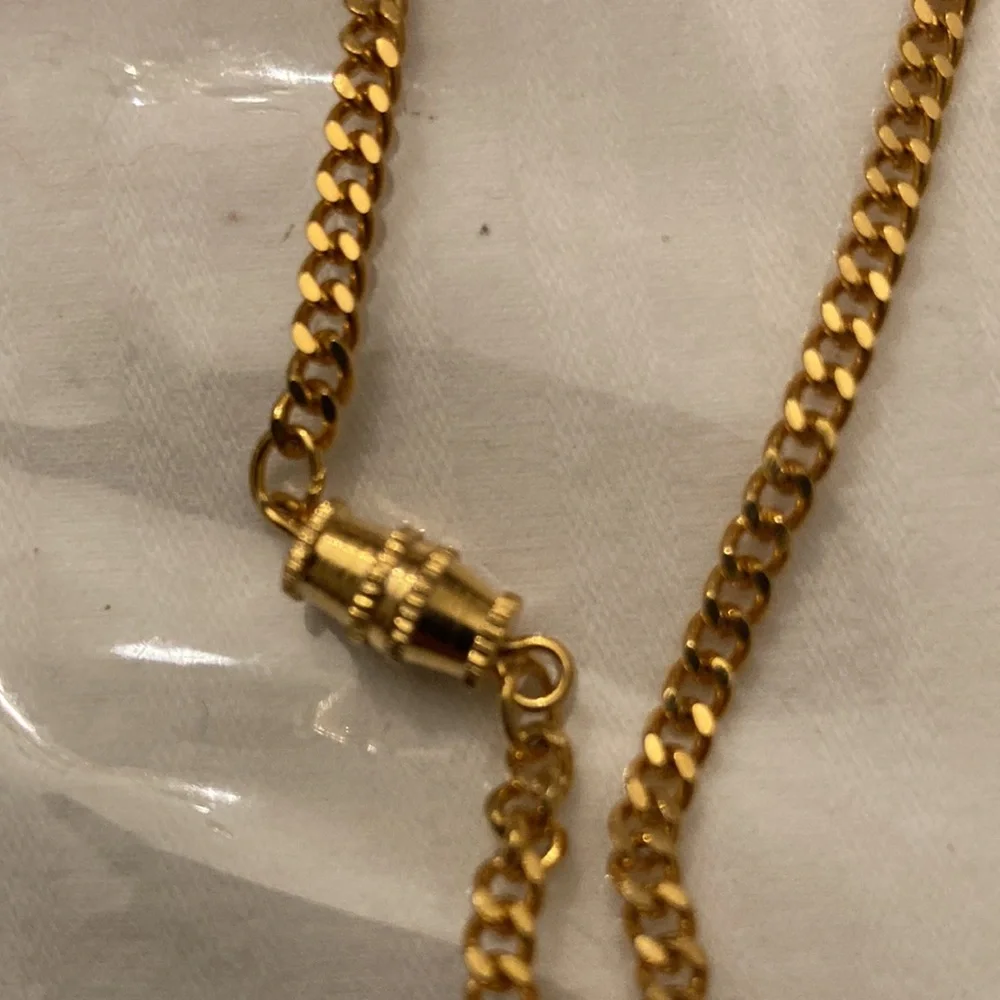Like New 18” Goldtone STAR OF DAVID NECKLACE with barrel-catch